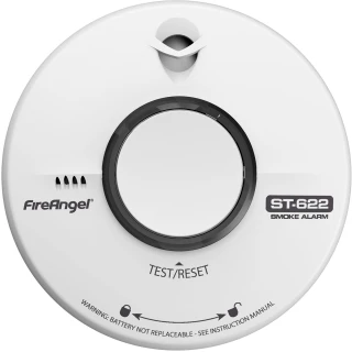 Czujnik dymu FireAngel ST-622-PLT w kolorze białym, o okrągłym kształcie, z centralnie umieszczonym przyciskiem testowym. Produkt posiada wyraźne oznaczenia modelu i logo producenta na powierzchni.