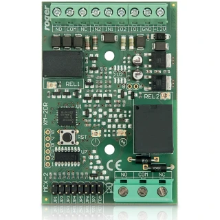 Na zdjęciu znajduje się MCX2-BRD Ekspander we/wy Roger, który jest przedstawiony jako kompaktowe urządzenie elektroniczne z widocznymi złączami i elementami montażowymi. Produkt jest umieszczony na białym tle, co podkreśla jego szczegóły konstrukcyjne.