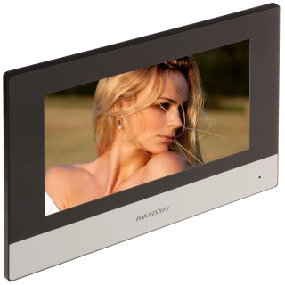 Panel wewnętrzny Hikvision DS-KH6320-TE1 z eleganckim, nowoczesnym designem, posiada duży ekran dotykowy. Urządzenie jest w kolorze czarnym z szarym dolnym panelem, na którym widnieje logo Hikvision.