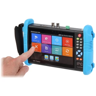 Na zdjęciu znajduje się zestaw akcesoriów elektronicznych, w tym dwa kable VGA, zasilacz z przewodem, kabel zasilający oraz pilot zdalnego sterowania. Produkty są rozłożone na białym tle, co ułatwia ich dokładne obejrzenie.