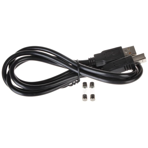 Czarny kabel USB z dwoma wtyczkami typu A jest zwinięty i ułożony obok dwóch małych bezpieczników szklanych. Produkt przeznaczony jest do przesyłu danych lub zasilania urządzeń elektronicznych.