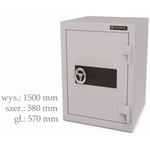 Na zdjęciu znajduje się szara kasa pancerna Konsmetal z dużym, okrągłym zamkiem na drzwiach. Obok kasy widoczne są jej wymiary: wysokość 1500 mm, szerokość 580 mm, głębokość 570 mm.