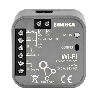 Na zdjęciu znajduje się moduł WiFi marki Beninca, przeznaczony do zdalnego sterowania urządzeniami elektrycznymi. Produkt ma kompaktową, szarą obudowę z oznaczeniami technicznymi i złączami do podłączenia przewodów.