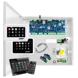 Zdjęcie przedstawia system alarmowy z otwartą obudową, ukazującą płytę główną i różne komponenty elektroniczne. Obok znajdują się panele sterujące z wyświetlaczami dotykowymi oraz smartfon z aplikacją do zarządzania systemem.