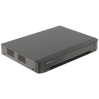 Czarny rejestrator wideo z logo Hikvision na przednim panelu, posiadający kilka przycisków i port USB. Obudowa ma perforacje po bokach dla wentylacji.