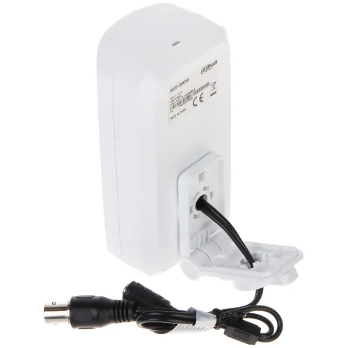 Biała kamera monitoringu z logo Dahua, wyposażona w przewód z wtyczką BNC i zasilającą. Urządzenie posiada uchwyt montażowy z możliwością regulacji kąta nachylenia.