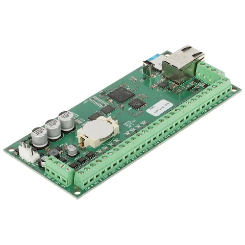 Zdjęcie przedstawia zieloną płytkę drukowaną z różnymi komponentami elektronicznymi, w tym kondensatorami, złączami i portem Ethernet. Płytka posiada wiele złączy śrubowych rozmieszczonych wzdłuż krawędzi.