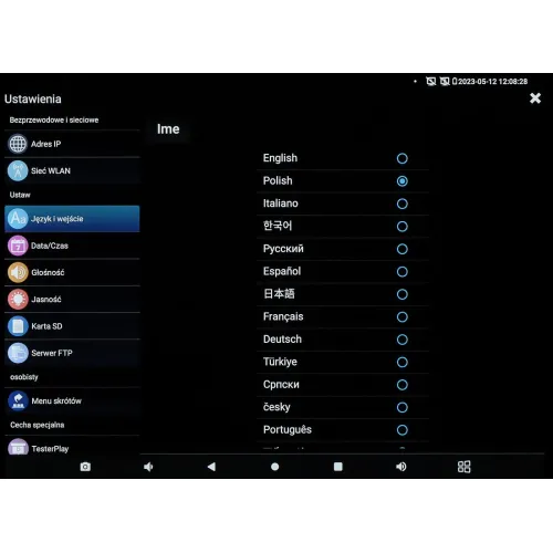 Menu ustawień urządzenia z wyświetlonymi opcjami językowymi, takimi jak angielski, polski, włoski i inne. Po lewej stronie widoczne są kategorie ustawień, takie jak sieć WLAN, język i wejście oraz data/czas.