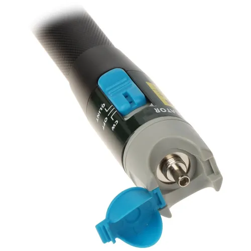 Zdjęcie przedstawia zbliżenie na końcówkę węża ogrodowego z niebieskim zaworem i złączem. Wąż ma czarną, teksturowaną powierzchnię i szary element z niebieskim przyciskiem.