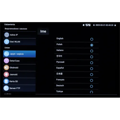 Ekran ustawień urządzenia z wybranym menu "Język i wejście", pokazujący listę dostępnych języków do wyboru. Po lewej stronie widoczne są inne opcje menu, takie jak "Adres IP", "Sieć WLAN" i "Data/Czas".