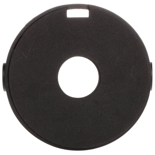 Czarny, okrągły element z centralnym otworem i kilkoma mniejszymi wgłębieniami na powierzchni. Wygląda na część techniczną, prawdopodobnie osłonę lub zaślepkę.