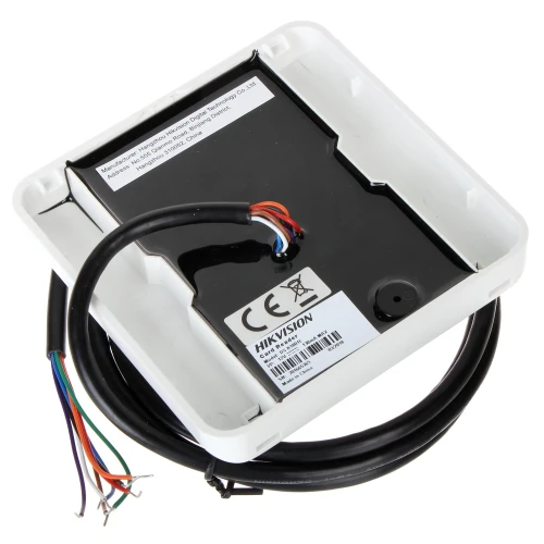 Na zdjęciu znajduje się biały moduł elektroniczny marki Hikvision z widocznymi kolorowymi przewodami i etykietą z oznaczeniami CE. Produkt ma kwadratowy kształt i jest przeznaczony do montażu w systemach monitoringu.