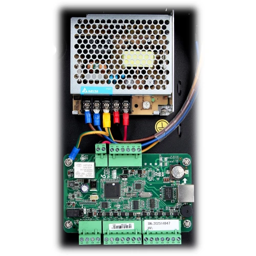 Zdjęcie przedstawia zasilacz impulsowy Delta Electronics oraz płytkę drukowaną z różnymi komponentami elektronicznymi i złączami. Zasilacz jest podłączony do płytki za pomocą kolorowych przewodów, a całość jest zamontowana na czarnym tle.