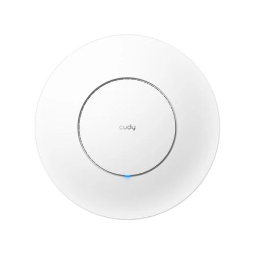 Na zdjęciu znajduje się biały access point marki Cudy, model AP1300, o okrągłym kształcie z subtelnym logo na środku. Urządzenie ma minimalistyczny design z delikatnym niebieskim wskaźnikiem LED na dolnej części.