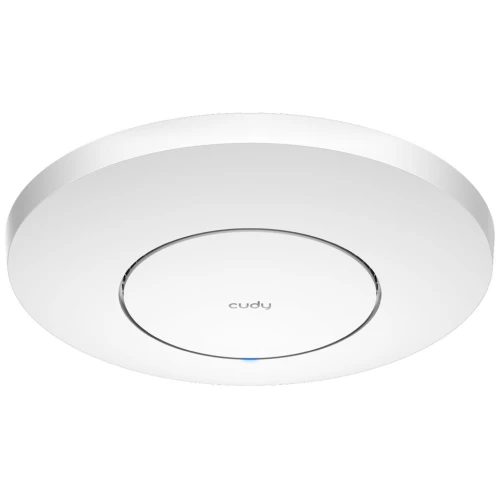 Na zdjęciu znajduje się biały, okrągły punkt dostępowy Cudy AP1300 z subtelnym logo na środku. Urządzenie ma nowoczesny design z delikatnym niebieskim wskaźnikiem LED.