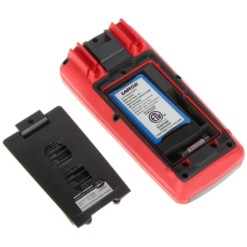 Na zdjęciu znajduje się czerwony akumulator z otwartą komorą baterii, w której widoczna jest niebieska etykieta z informacjami technicznymi. Obok leży zdjęta pokrywa komory z dodatkowymi oznaczeniami.