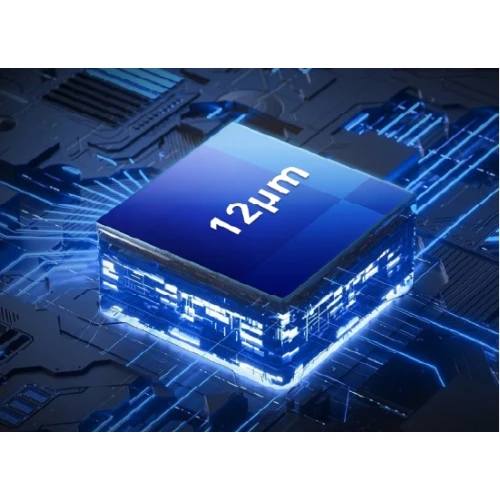 Obraz przedstawia niebieski, futurystyczny chip z oznaczeniem "12μm" na górze, otoczony świetlnymi efektami przypominającymi obwody elektroniczne. Tło jest ciemne, z widocznymi detalami przypominającymi płytę główną komputera.