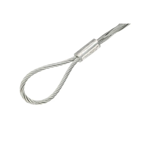 Zdjęcie przedstawia stalową linę z pętlą na jednym końcu, zabezpieczoną metalowym zaciskiem. Lina ma srebrzysty kolor i jest spleciona z kilku cieńszych drutów.