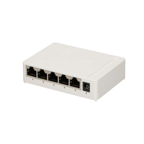 Na zdjęciu znajduje się biały switch sieciowy z pięcioma portami Ethernet i gniazdem zasilania z boku. Urządzenie ma prostokątny kształt i minimalistyczny design.
