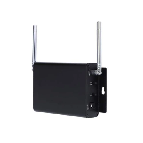 Czarny wzmacniacz sygnału z dwoma srebrnymi antenami po bokach. Urządzenie ma prostokątny kształt i jest wyposażone w kilka portów na bocznej ściance.
