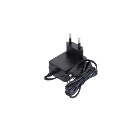 Zasilacz sieciowy z dwoma bolcami wtyczki, z czarnym kablem zwiniętym w pętlę. Urządzenie jest umieszczone na białym tle.