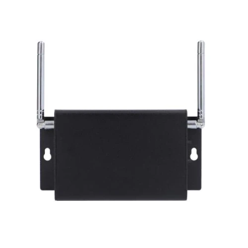 Czarny wzmacniacz sygnału z dwoma srebrnymi antenami po bokach. Urządzenie ma prostokątny kształt i dwa otwory montażowe po bokach.