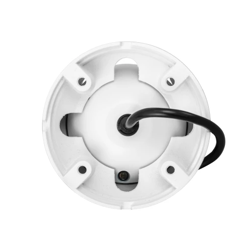 Zdjęcie przedstawia białą kamerę monitoringu z czarnym kablem wychodzącym z jej środka. Kamera ma okrągły kształt z czterema otworami montażowymi na krawędziach.