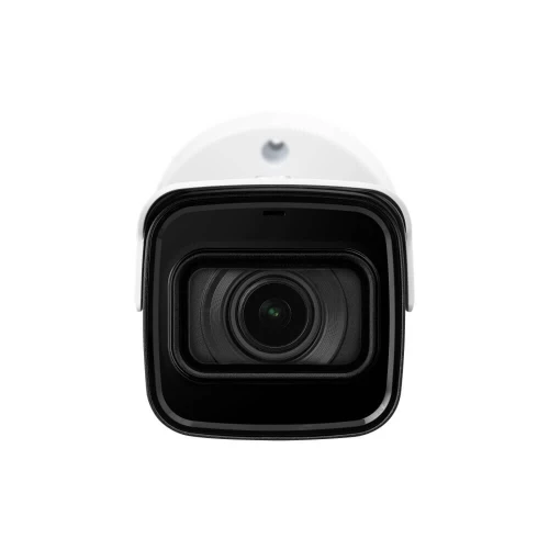 Zdjęcie przedstawia kamerę IP w kolorze białym z czarnym obiektywem, widzianą od przodu. Kamera ma nowoczesny, prostokątny kształt z zaokrąglonymi krawędziami.