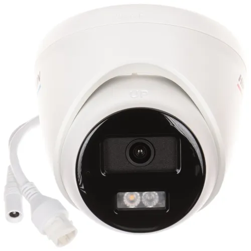 Biała kamera IP Hikvision z czarnym panelem frontowym, wyposażona w obiektyw i dwa diody LED. Obok kamery znajdują się dwa przewody z białymi złączami.