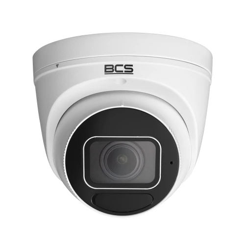 Biała, kopułowa kamera IP z czarnym obiektywem i logo BCS na górze. Kamera ma nowoczesny design i jest przeznaczona do monitoringu.