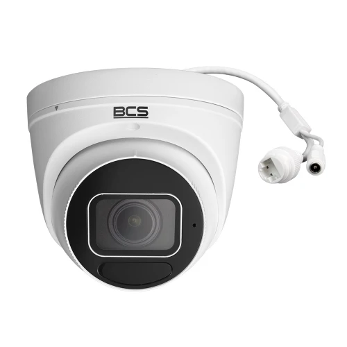 Biała, kopułowa kamera IP marki BCS z widocznym obiektywem i przewodami połączeniowymi. Kamera ma nowoczesny design i jest przeznaczona do monitoringu wizyjnego.