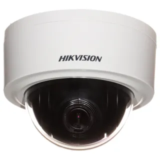 Zdjęcie przedstawia zewnętrzną kamerę IP szybkoobrotową marki Hikvision w kolorze białym z czarną kopułą. Kamera ma widoczne logo producenta na obudowie.