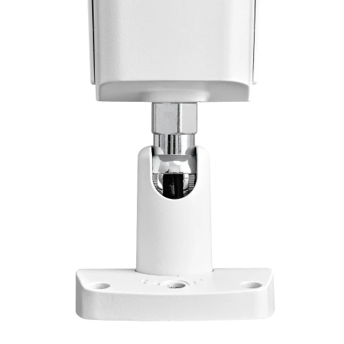 Biała kamera tubowa zamontowana na regulowanym uchwycie, widoczna z bliska na białym tle. Uchwyt kamery ma metalowe elementy umożliwiające precyzyjne ustawienie.