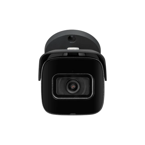 Zdjęcie przedstawia czarną kamerę tubową IP z widocznym obiektywem na tle białym. Kamera ma nowoczesny design z prostokątną obudową i jest skierowana bezpośrednio na widza.