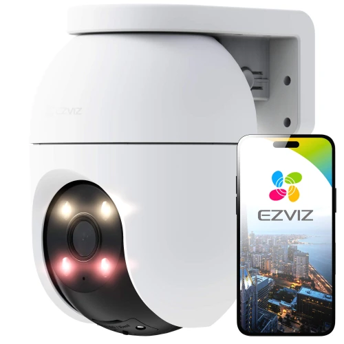 Biała kamera Wi-Fi EZVIZ C8C 5MPX z widocznymi diodami LED jest zamontowana na ścianie. Obok kamery znajduje się smartfon z wyświetlonym logo EZVIZ i obrazem miasta.