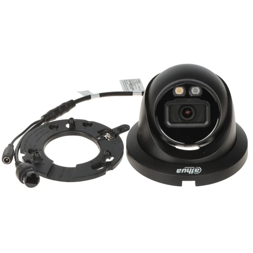 Czarna kamera monitoringu z logo Dahua leży obok pierścienia zaciskowego i kabli połączeniowych. Kamera ma kopułkowy kształt i jest wyposażona w dwa widoczne obiektywy.