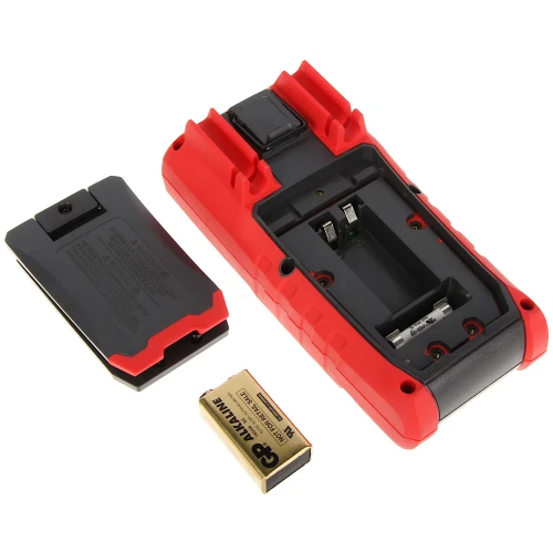 Na zdjęciu znajduje się czerwono-czarna obudowa na baterię 9V z otwartą pokrywą, obok której leży bateria GP Alkaline. Produkt jest przeznaczony do zasilania urządzeń elektronicznych, zapewniając łatwy dostęp do wymiany baterii.