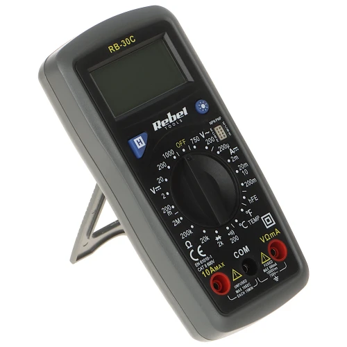 Na zdjęciu znajduje się miernik uniwersalny RB-30C marki Rebel Tools z czarną obudową i dużym wyświetlaczem LCD. Urządzenie posiada pokrętło do wyboru funkcji pomiarowych oraz gniazda do podłączenia przewodów pomiarowych.