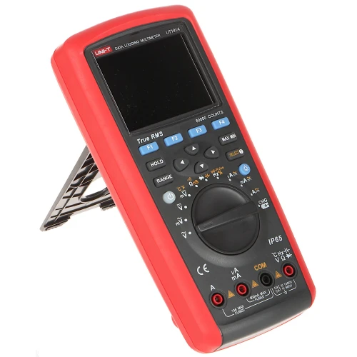 Na zdjęciu znajduje się miernik uniwersalny UT181A marki UNI-T, w czerwonej obudowie z dużym wyświetlaczem i różnorodnymi przyciskami funkcyjnymi. Urządzenie posiada składany stojak z tyłu, umożliwiający ustawienie go pod kątem.