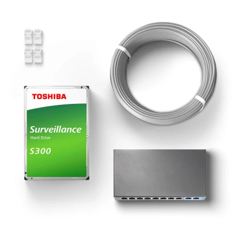 Na zdjęciu znajduje się dysk twardy Toshiba Surveillance S300, szary kabel sieciowy, cztery złącza RJ45 oraz szary switch sieciowy. Elementy te są rozmieszczone na białym tle.