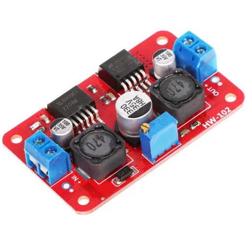 Czerwony moduł przetwornicy DC-DC z widocznymi komponentami elektronicznymi, takimi jak cewki, kondensatory i złącza śrubowe. Na płytce znajdują się oznaczenia "HW-102" oraz "IN+" i "OUT-".