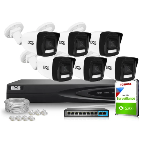 Na zdjęciu znajduje się zestaw monitoringu składający się z sześciu kamer BCS, rejestratora, dysku twardego Toshiba oraz akcesoriów takich jak kable i złącza. Kamery są białe z czarnymi elementami, a rejestrator i dysk są umieszczone na pierwszym planie.