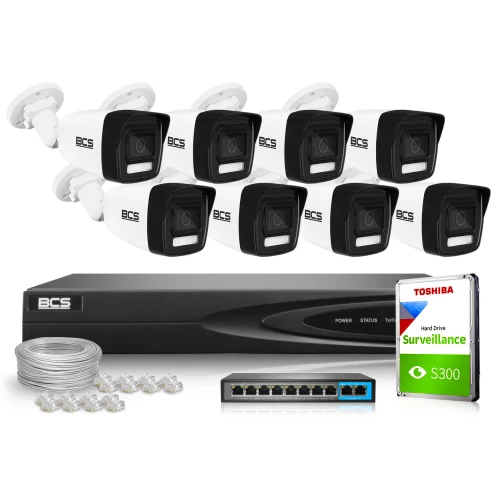 Zestaw monitoringu składający się z ośmiu kamer BCS, rejestratora, dysku twardego Toshiba oraz akcesoriów montażowych. Kamery mają biało-czarną obudowę, a rejestrator i dysk są umieszczone poniżej.