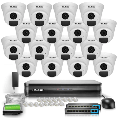 Zestaw monitoringu składający się z szesnastu białych kamer kopułkowych BCS, rejestratora, kabla, zasilacza oraz przełącznika sieciowego. Kamery są ułożone w czterech rzędach, a pozostałe elementy znajdują się poniżej.