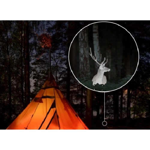 Na zdjęciu widać namiot oświetlony ciepłym światłem w lesie nocą, a obok w powiększeniu pokazany jest jeleń w ciemnym otoczeniu. Scena tworzy kontrast między jasnym namiotem a ciemnym lasem.