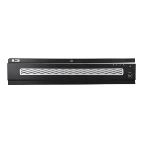 Czarny rejestrator IP BCS z perforowanym panelem przednim i logo po lewej stronie. Na przednim panelu znajdują się również przyciski i porty USB.