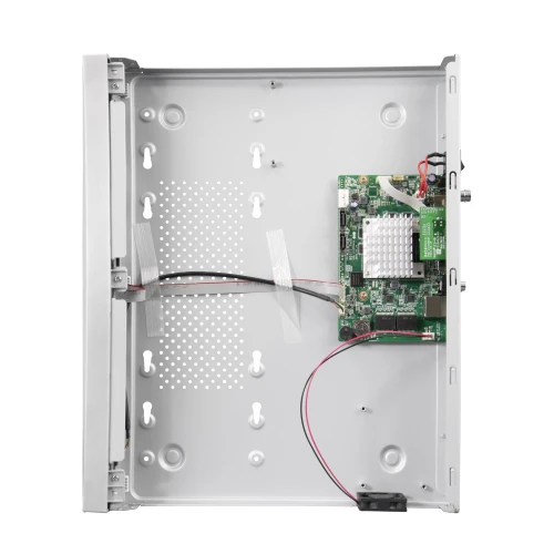 Zdjęcie przedstawia wnętrze metalowej obudowy rejestratora IP z widoczną płytą główną i podłączonymi przewodami. Na płycie znajduje się radiator oraz różne komponenty elektroniczne.