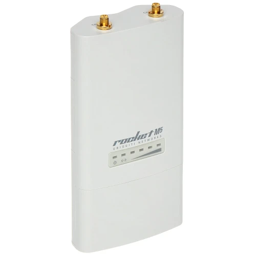 Na zdjęciu znajduje się stacja bazowa Ubiquiti Rocket M5 w białej obudowie z dwoma złączami antenowymi na górze. Na przedniej części widoczne jest logo producenta oraz wskaźniki LED.