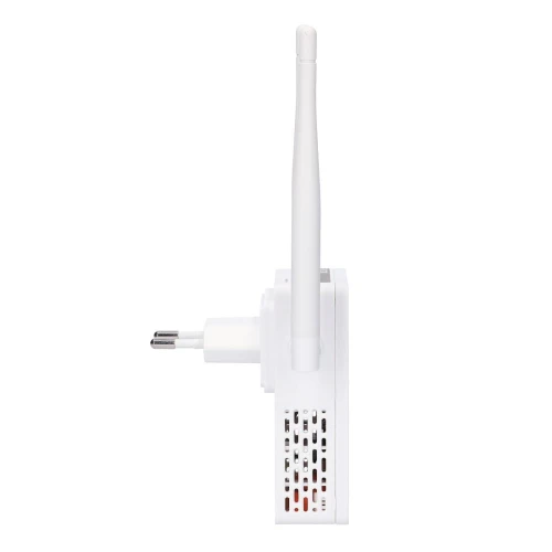 Na zdjęciu znajduje się biały wzmacniacz sygnału Wi-Fi z jedną anteną, widoczny z boku. Urządzenie ma wtyczkę do gniazdka elektrycznego i perforowaną obudowę.