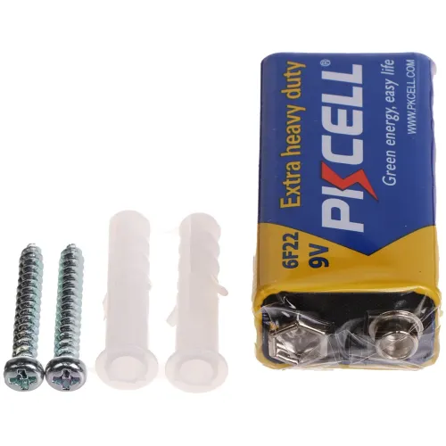 Na zdjęciu znajduje się bateria 9V marki PKCELL oraz dwa wkręty z kołkami rozporowymi. Bateria ma niebiesko-żółte opakowanie, a wkręty i kołki są umieszczone obok niej.
